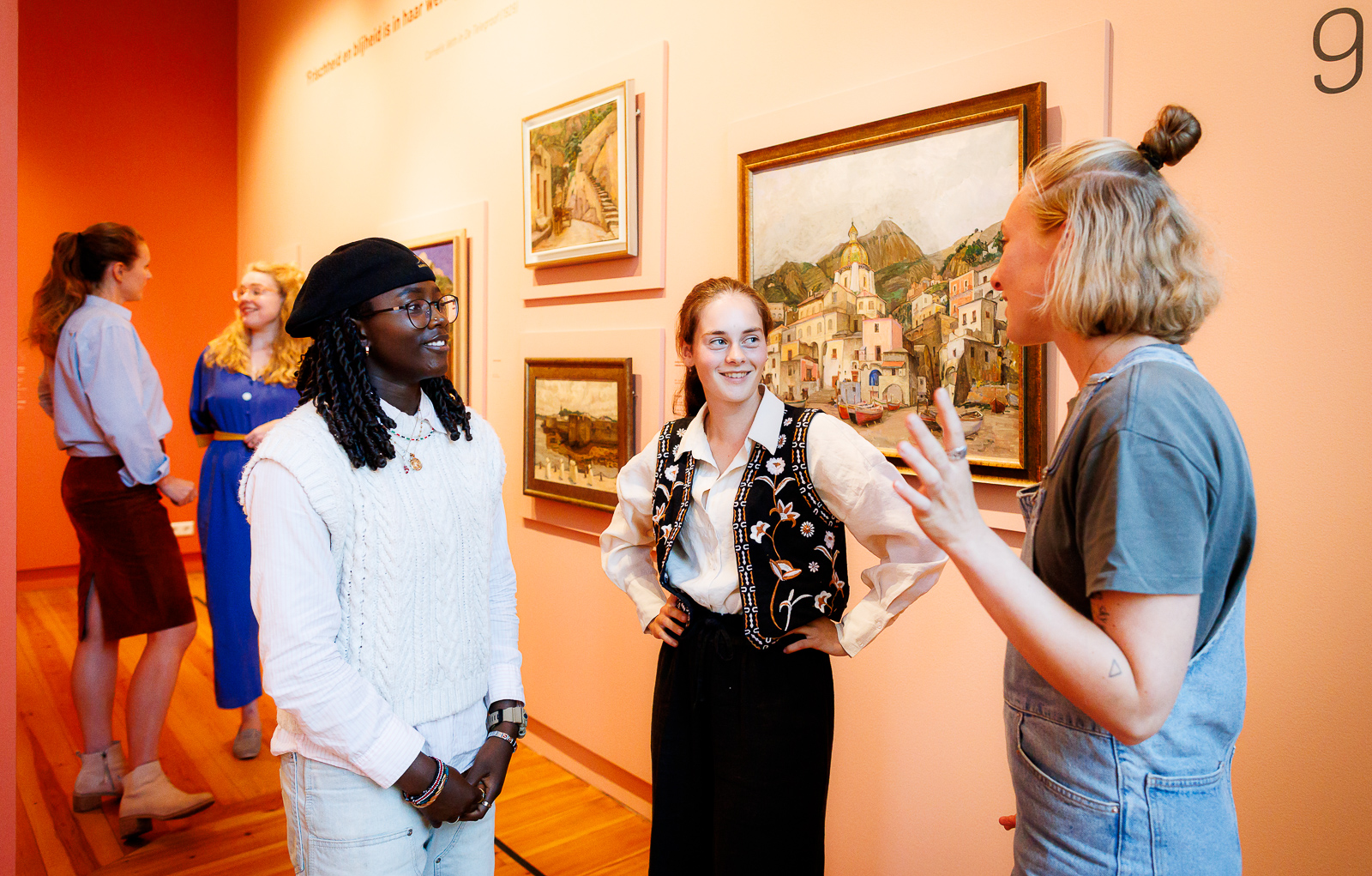 jonge vrouwen bij museum gouda