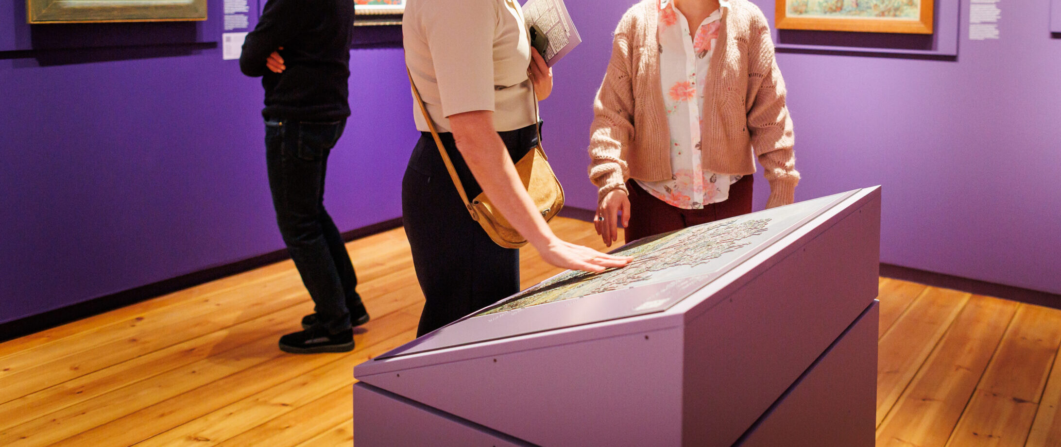 vrouw die voelt aan een voelschilderij